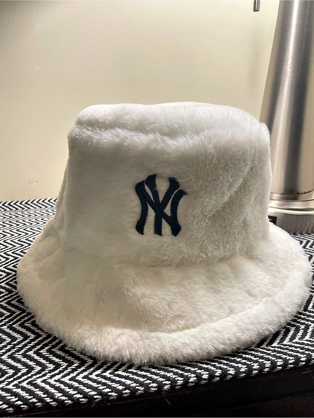 NY Yankees White Fuzzy Bucket Hat Like New